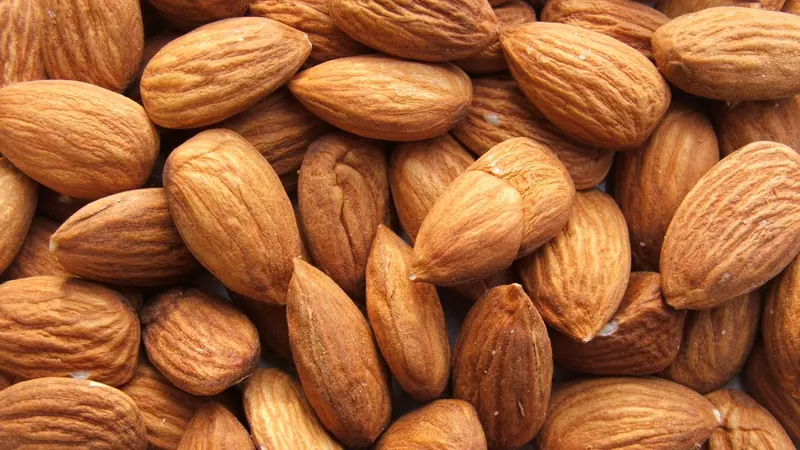 একসাথে স্তূপ করে রাখা খোসা ছাড়ানো বাদাম