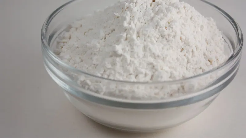 কাচের একটি বাটিতে রাখা মিহি সাদা আটা
