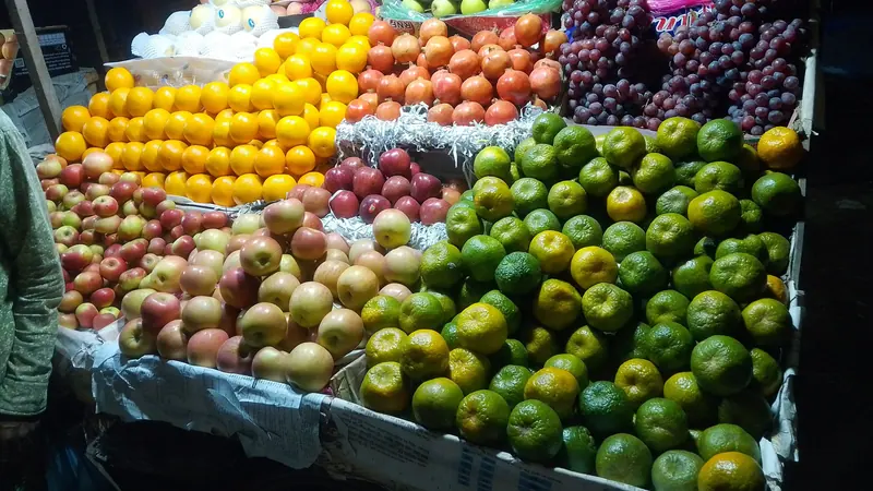 ঢাকার একটি দোকানে থরে থরে সাজানো নানা রকম তাজা ফল