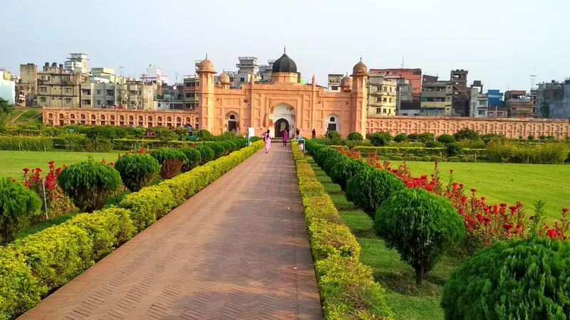 পুরোনো মোগল ভবনের সামনে ফুলের বেড আর ছাঁটা ঝোপে ঘেরা বাগানের পথ
