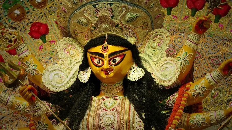 পূজামণ্ডপে অলংকারে সাজানো দুর্গা প্রতিমা