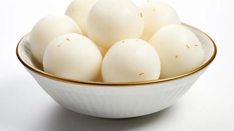 সাদা বাটিতে স্তূপ করে রাখা নরম সাদা রসগোল্লা