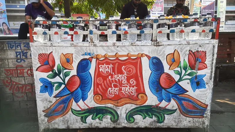 রিকশা-চিত্রে রাঙানো রাস্তার পাশের একটি চায়ের দোকান