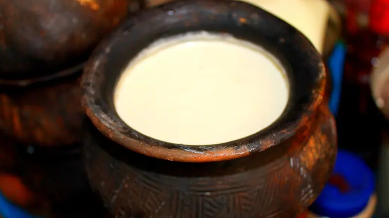মাটির হাঁড়িতে জমানো সাদা দই